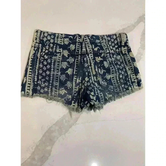 Women's Free People Ends Meet Printed Denim Cutoff Size 26 Mantra Bali Shorts - Picture 5 of 5